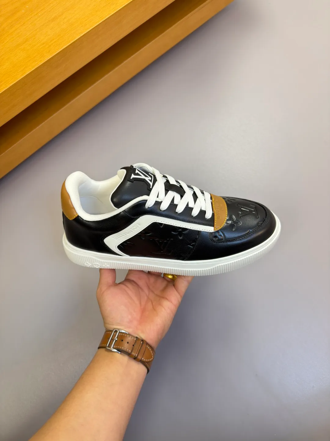 [L Home] Top P: 740💰 Size: 39-44 (customized for 38.45) 2026🆕 Lv new men's high-end original casual sports sneakers Upper: 🔝Nappa calfskin. Air-pressured brand totem, toe box, heel. Air-pressured brand logo, tongue. Sewn brand plastic module Lining: Brand canvas Outsole: Ultra-light TPR rubber; Molded outsole Super high quality control and fine workmanship.